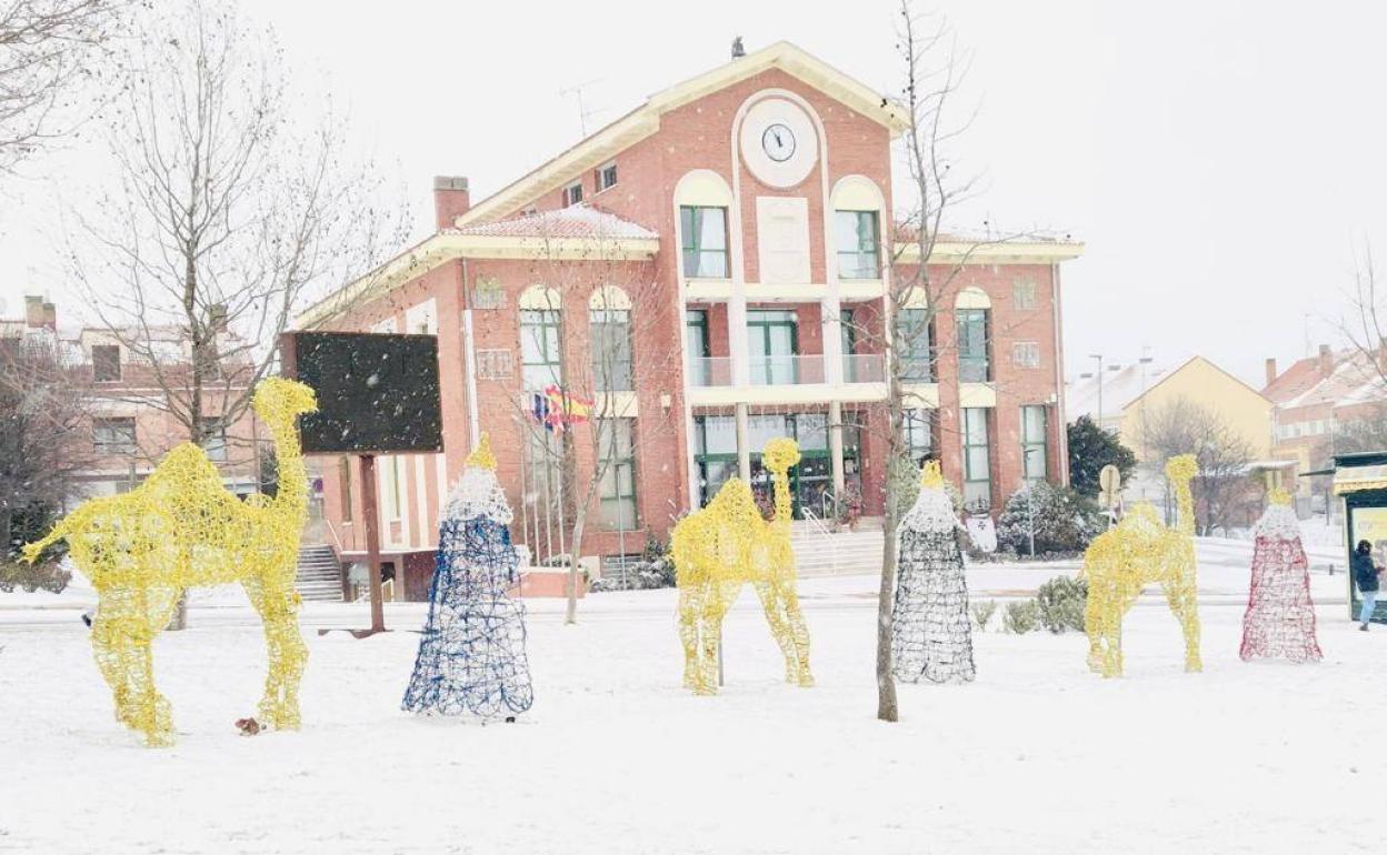 La Plaza de España de La Flecha amaneció completamente cubierta de nieve. 