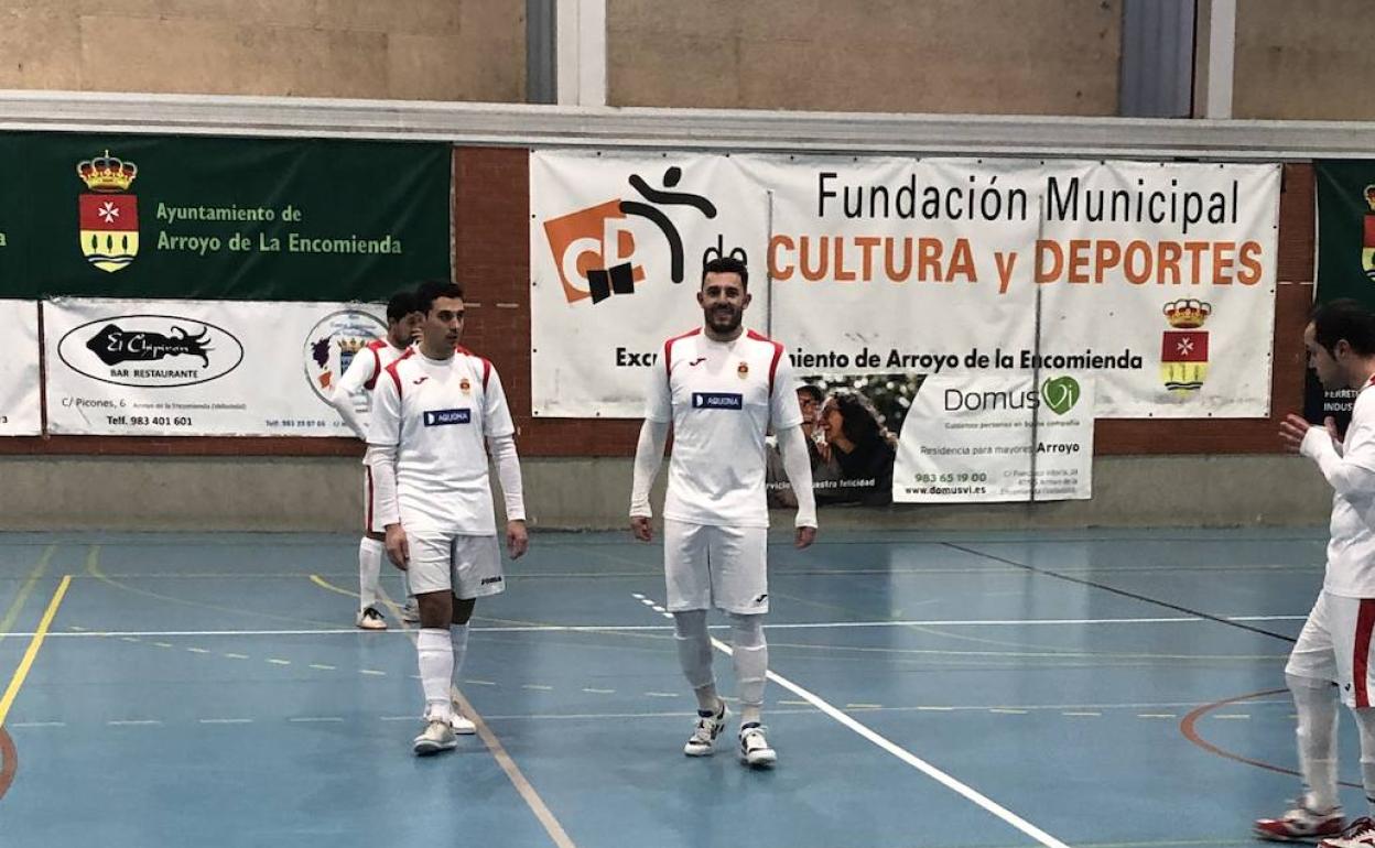 Los jugadores del CD Unión Arroyo terminaron el partido en el Antonio Garnacho abatidos por no poder derrotar al líder de la competición, Deporcyl Guardo. 