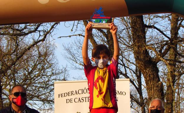 Ánder Tena en el podio con su trofeo. 
