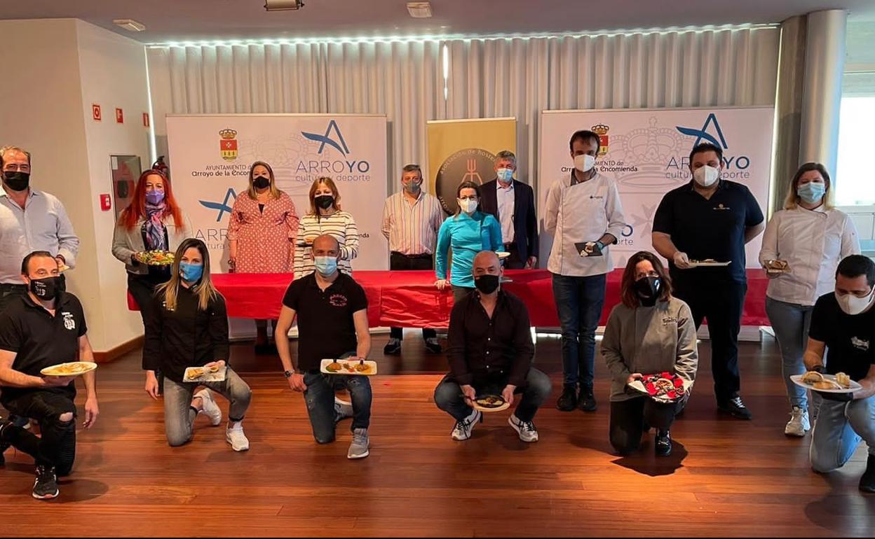 Los 15 hosteleros de Arroyo posan en la presentación de la I Ruta del Pincho Literario con sus preparaciones que ofrecen en sus establecimientos. 