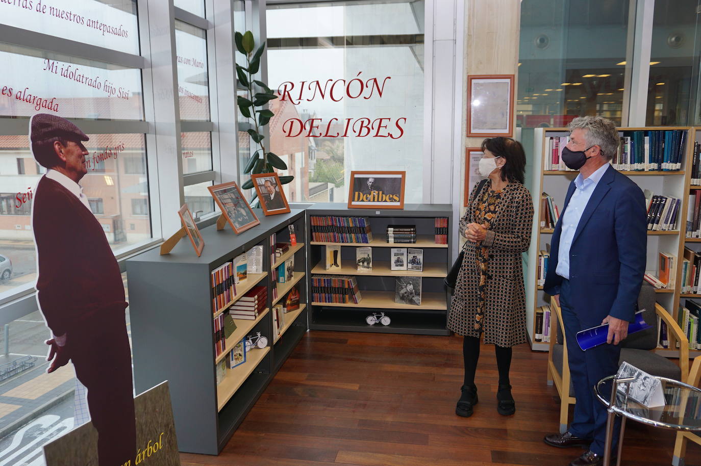 Un libro recopilatorio de artículos y textos de Delibes y la portada de El Norte de Castilla del día que recibió el Premio Cervantes son varios de los nuevos elementos que se incorporan al Rincón de Delibes. 