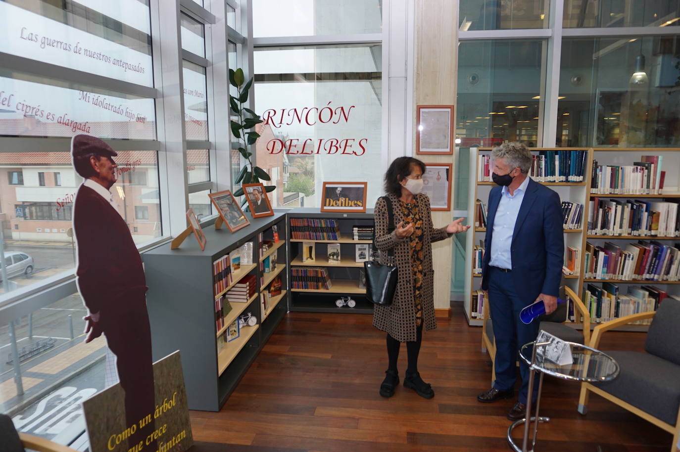 Un libro recopilatorio de artículos y textos de Delibes y la portada de El Norte de Castilla del día que recibió el Premio Cervantes son varios de los nuevos elementos que se incorporan al Rincón de Delibes. 