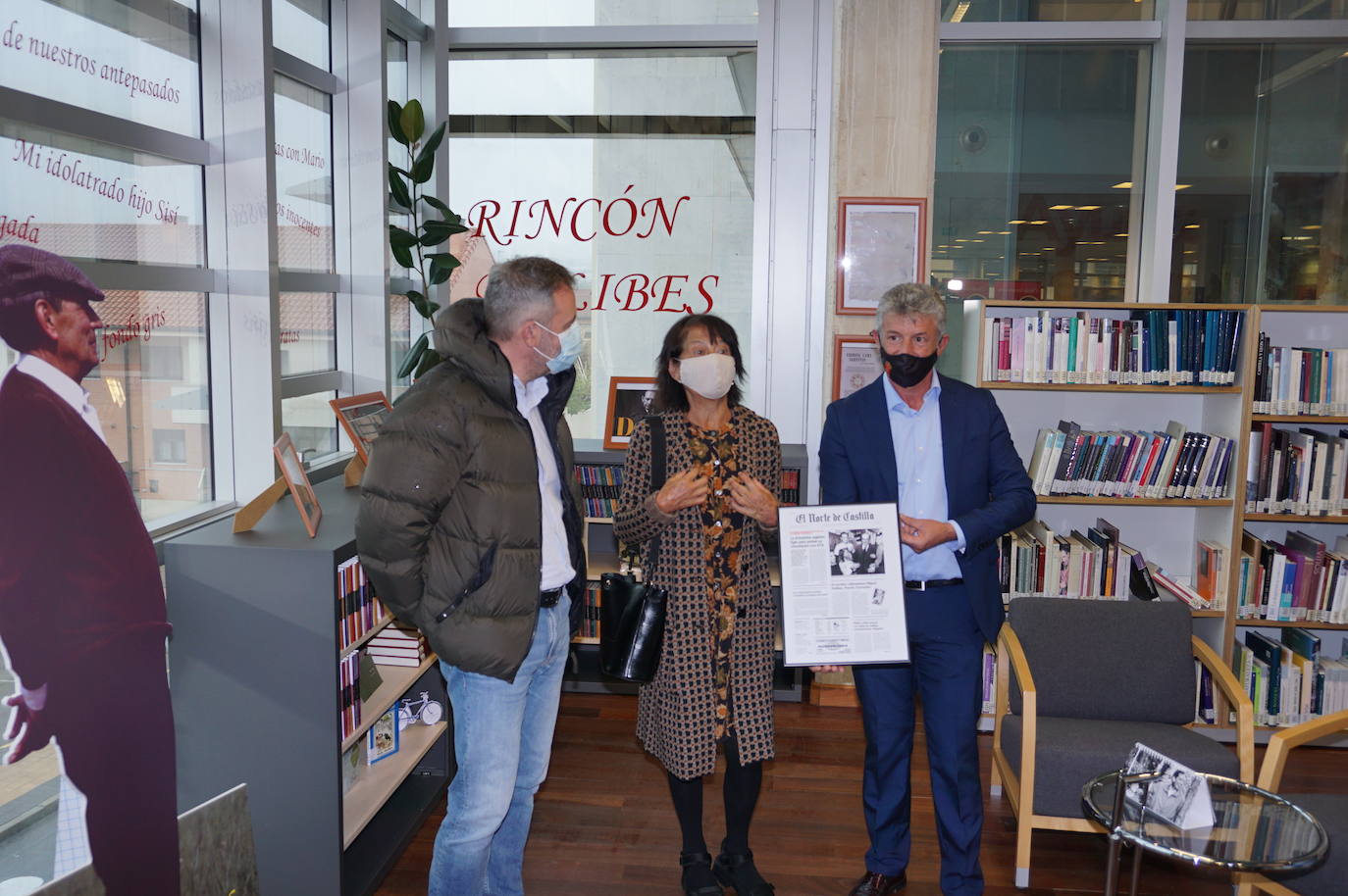 Un libro recopilatorio de artículos y textos de Delibes y la portada de El Norte de Castilla del día que recibió el Premio Cervantes son varios de los nuevos elementos que se incorporan al Rincón de Delibes. 