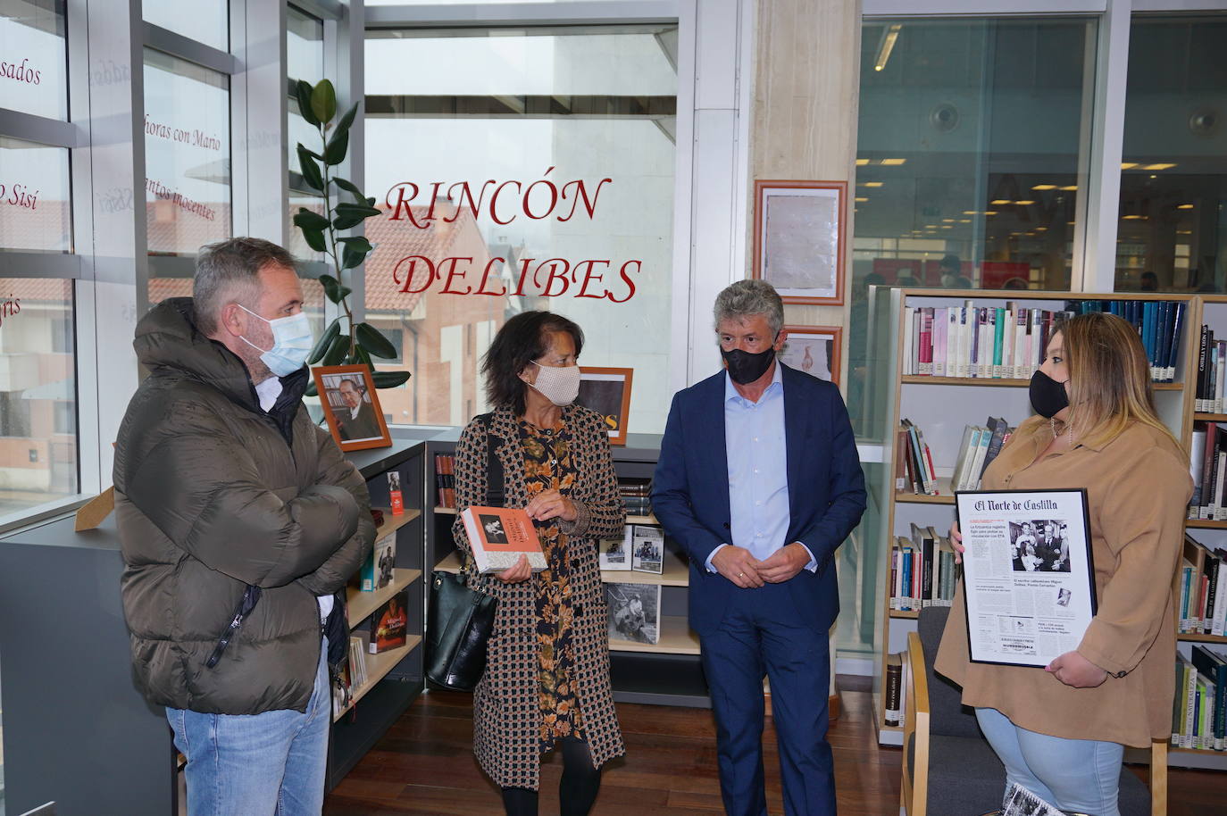 Un libro recopilatorio de artículos y textos de Delibes y la portada de El Norte de Castilla del día que recibió el Premio Cervantes son varios de los nuevos elementos que se incorporan al Rincón de Delibes. 