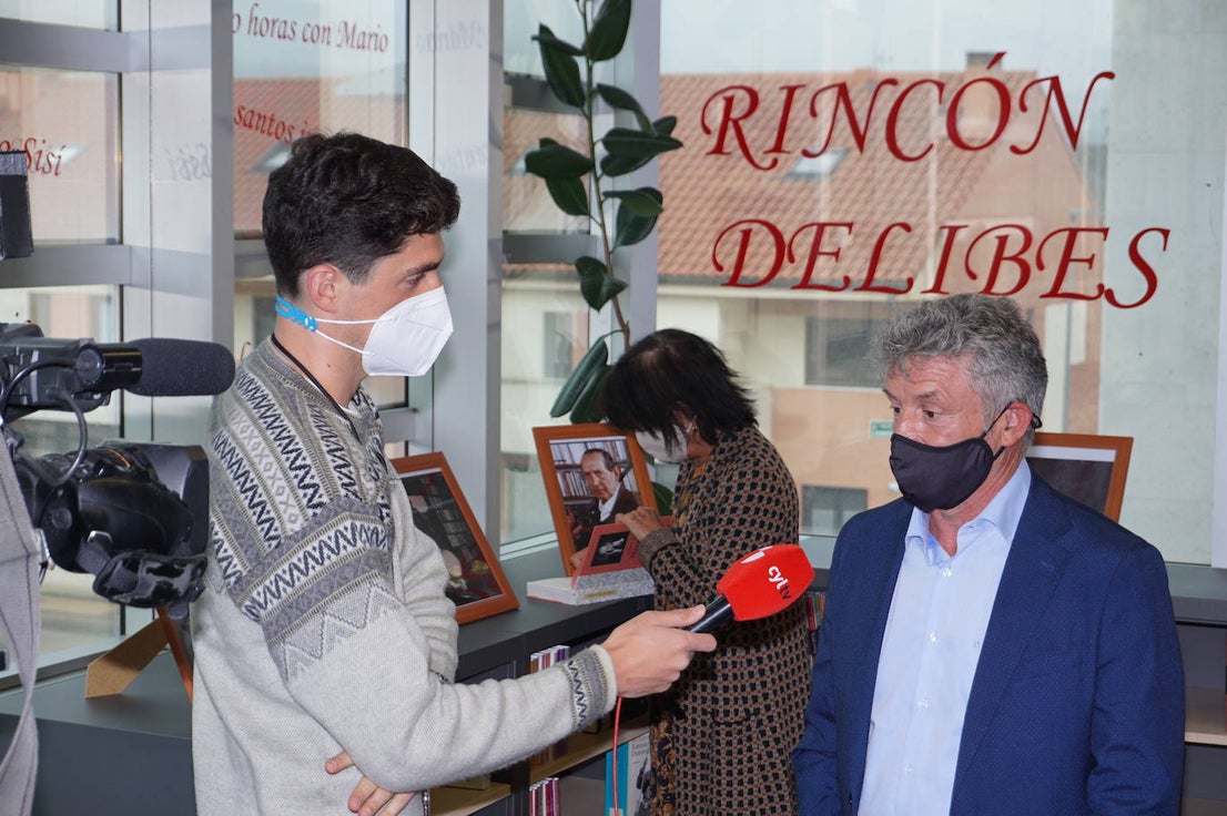 Un libro recopilatorio de artículos y textos de Delibes y la portada de El Norte de Castilla del día que recibió el Premio Cervantes son varios de los nuevos elementos que se incorporan al Rincón de Delibes. 