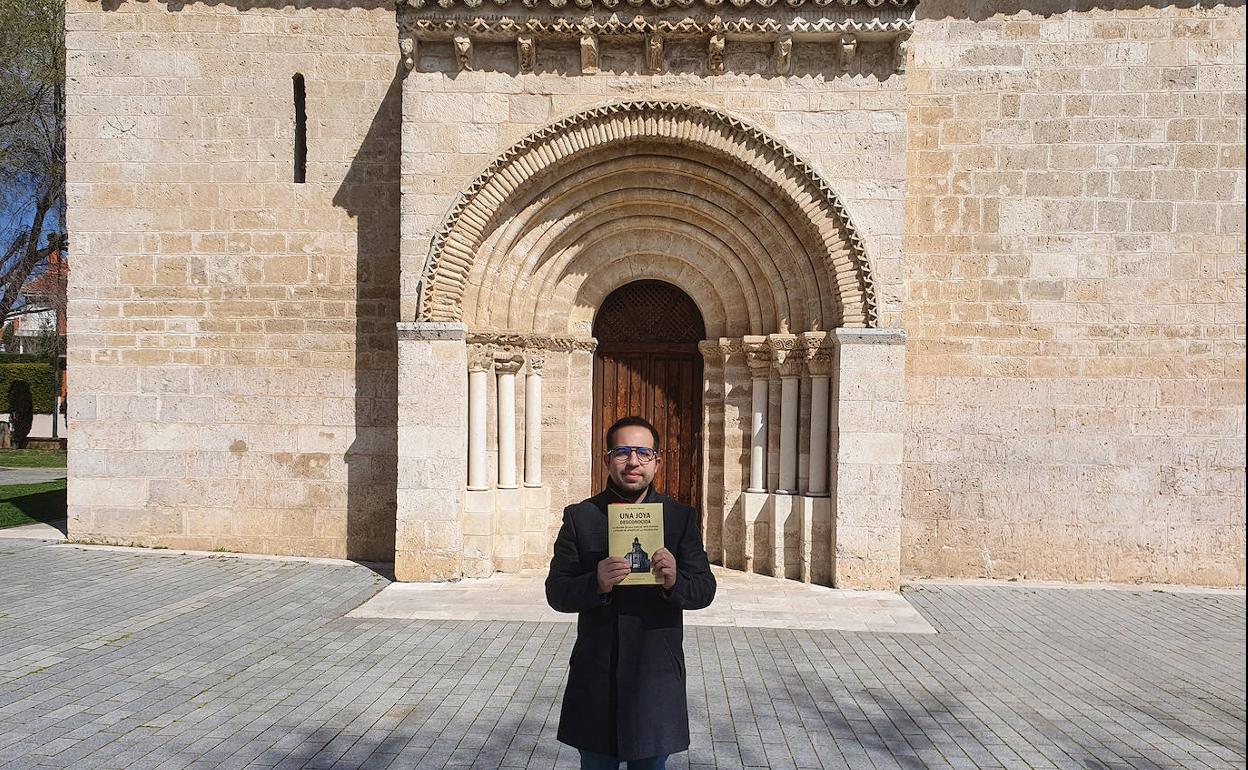 Iván Muñoz con el libro Una Joya Desconocida ante el pórtico de la iglesia románica de San Juan de Arroyo Núcleo.