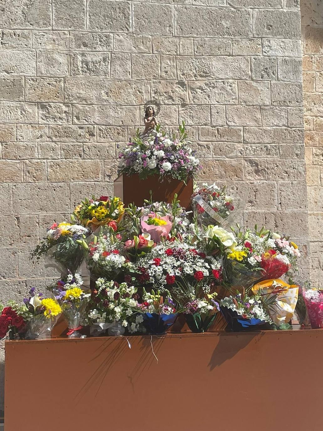 Eucaristía en honor al patrón de Arroyo Núcleo, San Juan Evangelista, al aire libre y a las puertas de la iglesia románica ante Portam Latinam. 