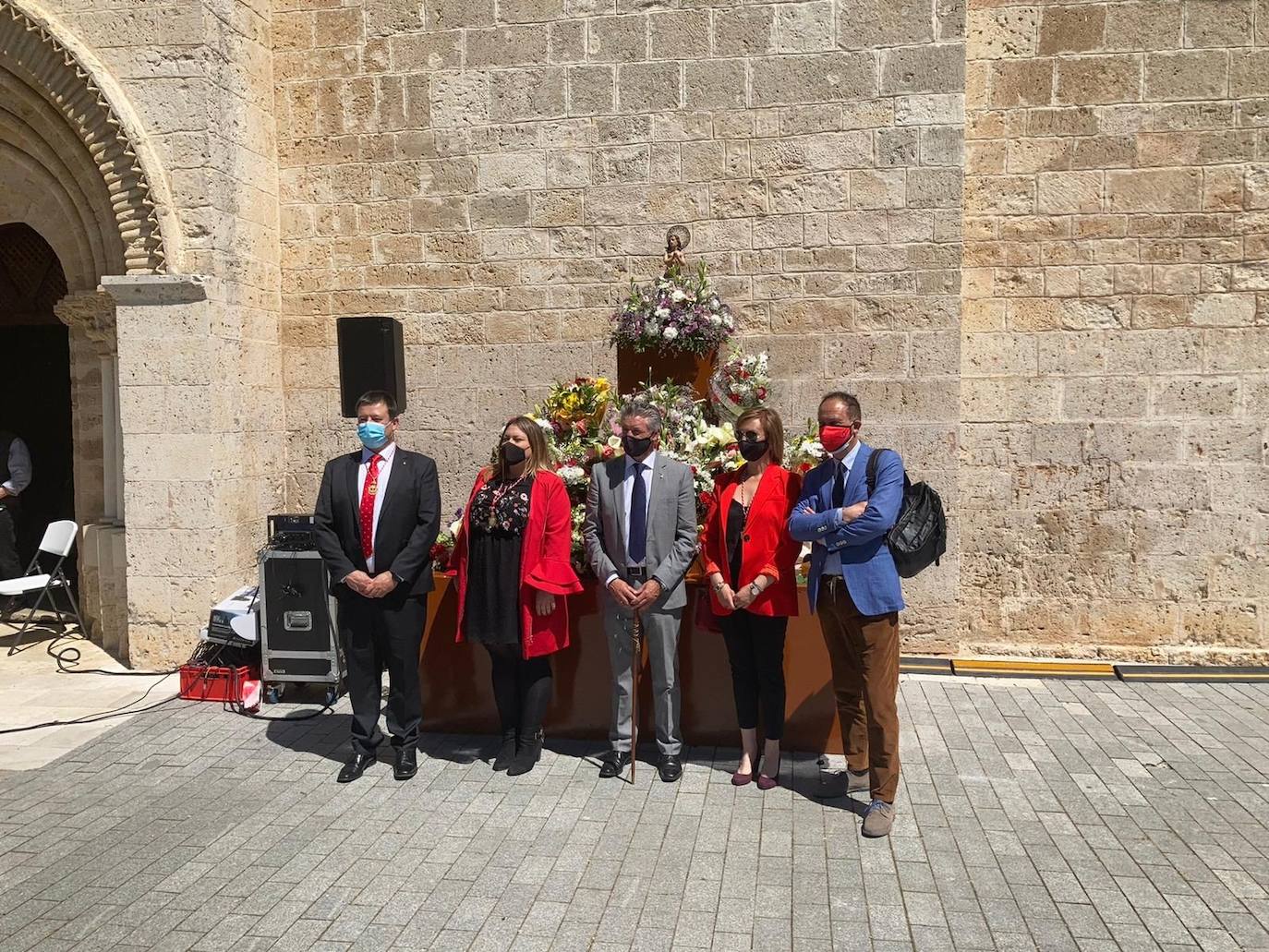 Eucaristía en honor al patrón de Arroyo Núcleo, San Juan Evangelista, al aire libre y a las puertas de la iglesia románica ante Portam Latinam. 