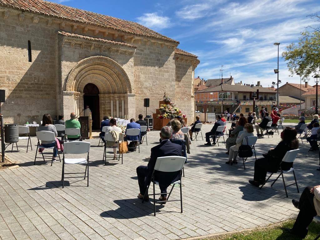 Eucaristía en honor al patrón de Arroyo Núcleo, San Juan Evangelista, al aire libre y a las puertas de la iglesia románica ante Portam Latinam. 