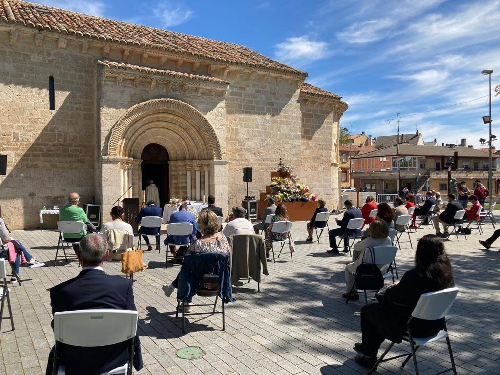 Eucaristía en honor al patrón de Arroyo Núcleo, San Juan Evangelista, al aire libre y a las puertas de la iglesia románica ante Portam Latinam. 