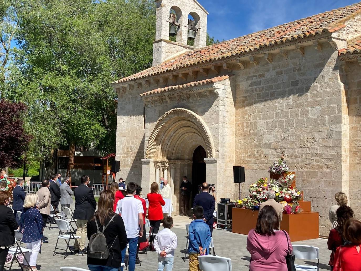 Eucaristía en honor al patrón de Arroyo Núcleo, San Juan Evangelista, al aire libre y a las puertas de la iglesia románica ante Portam Latinam. 