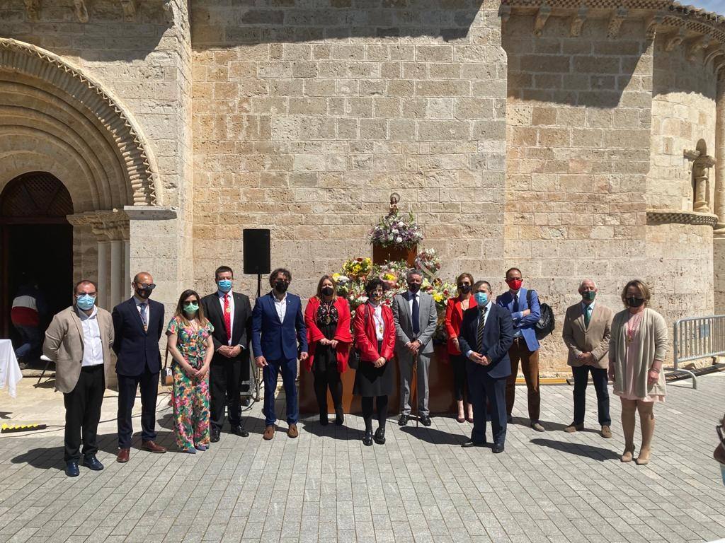 Eucaristía en honor al patrón de Arroyo Núcleo, San Juan Evangelista, al aire libre y a las puertas de la iglesia románica ante Portam Latinam. 