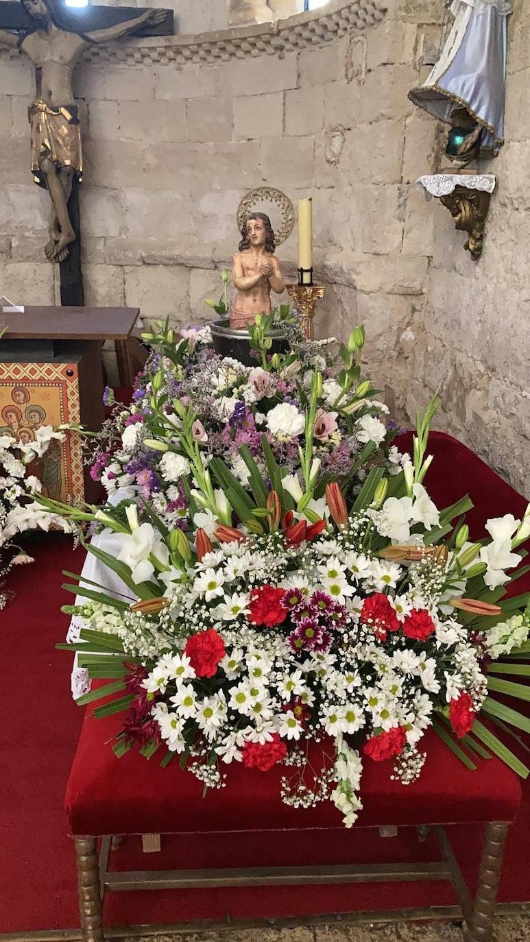 Eucaristía en honor al patrón de Arroyo Núcleo, San Juan Evangelista, al aire libre y a las puertas de la iglesia románica ante Portam Latinam. 