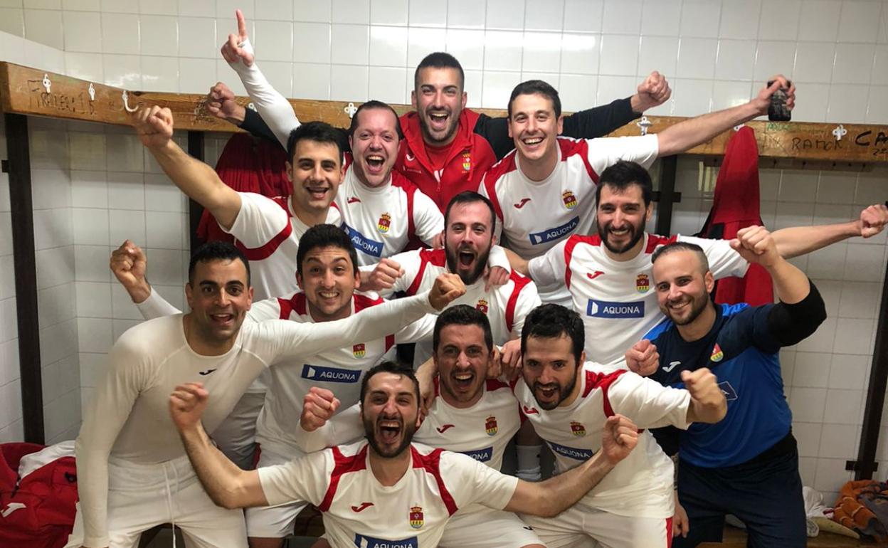 Alegría de los jugadores del CD Unión Arroyo en el vestuario tras certificar la clasificación para la Copa del Rey. 