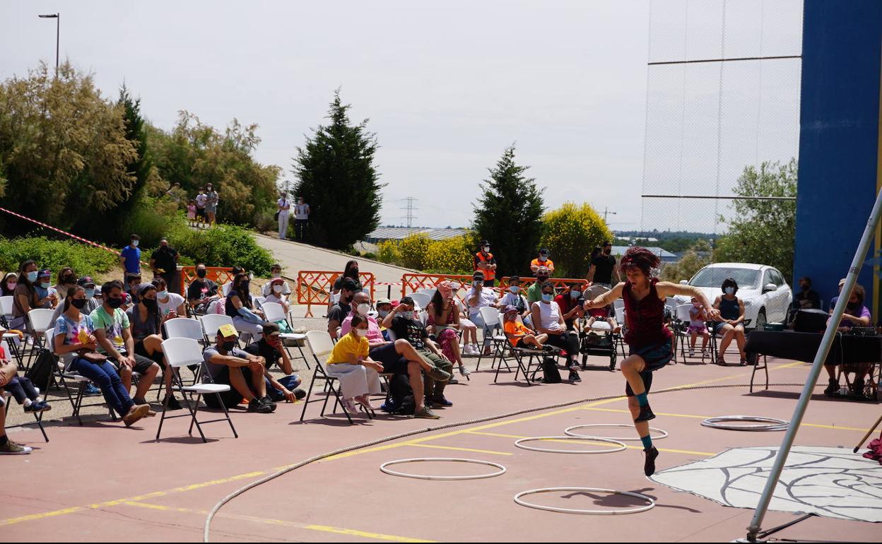 Malabares, habilidad y trapecistas en el frontón de La Flecha. 