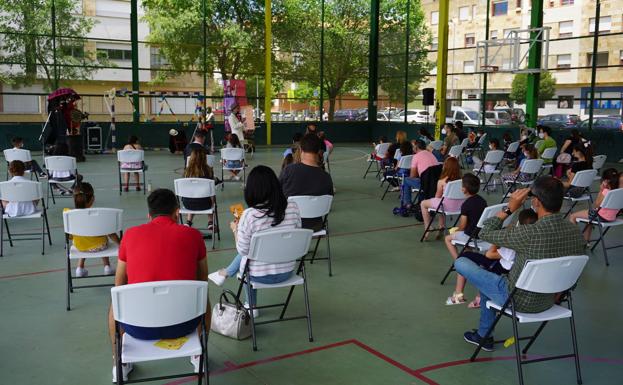 La cubierta de las pistas deportivas de Vega de la Encomienda alivian del sol y las altas temperaturas a los espectadores de Sin Telón. 