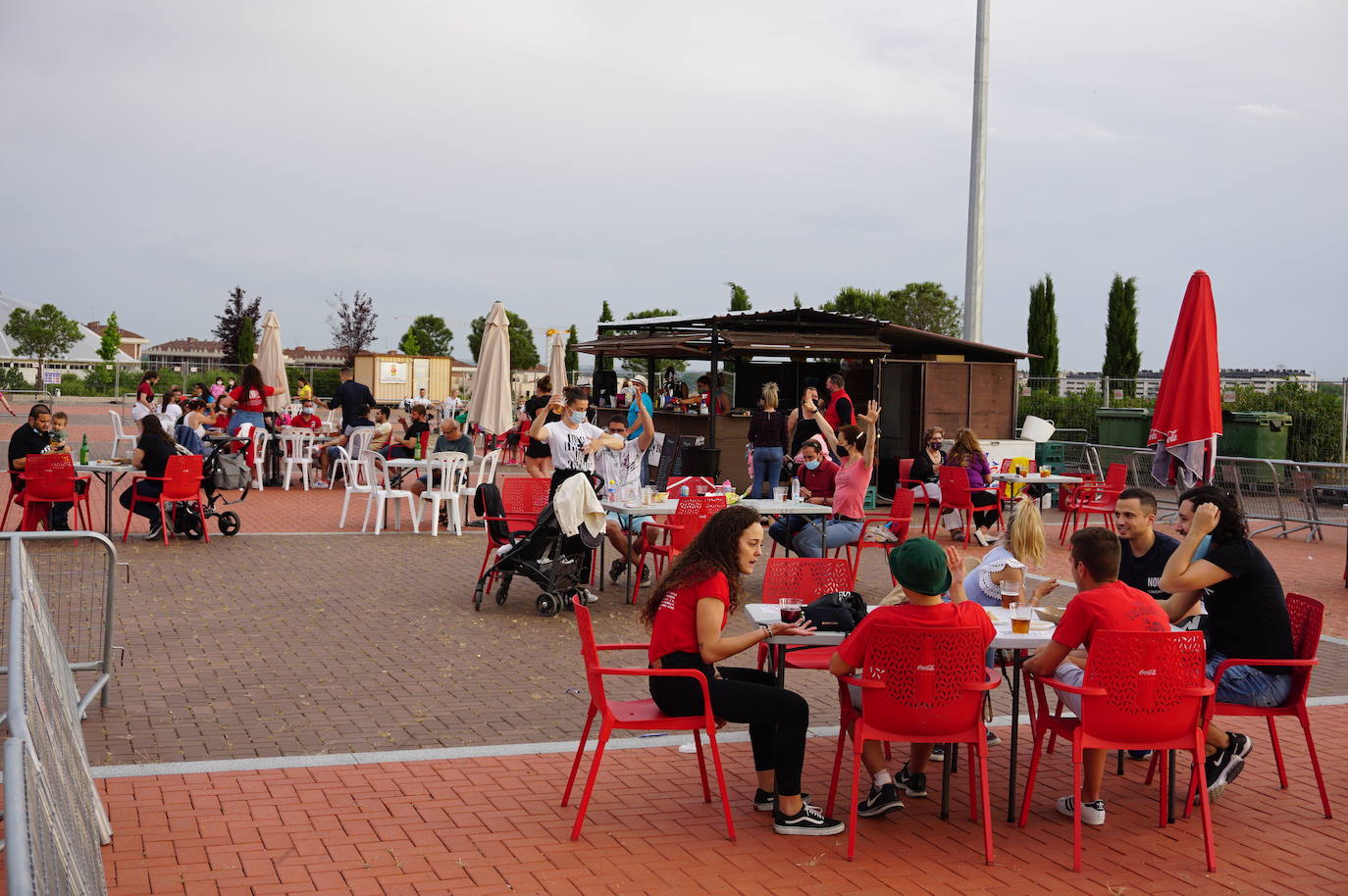 Responsabilidad y sensatez en los peñistas de La Flecha, sin quitarse las mascarillas en el recinto habilitado para celebrar las fiestas en honor a San Antonio. 