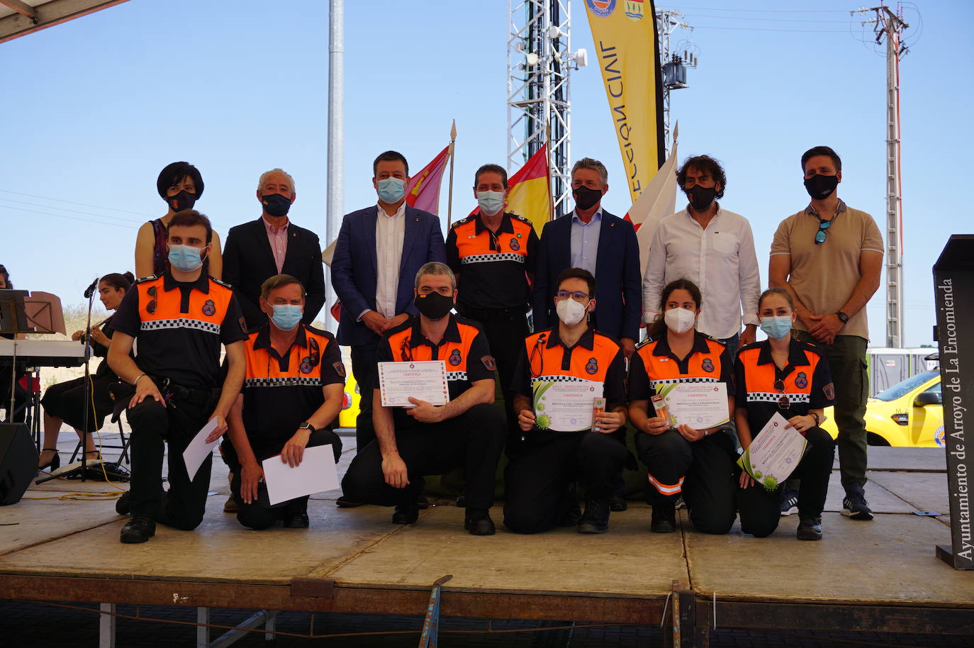 Voluntarios de Protección Civil y concejales de Arroyo junto al alcalde, Sarbelio Fernández, nada más recibir el reconocimiento del municipio a su labor durante el confinamiento y el temporal Filomena. 