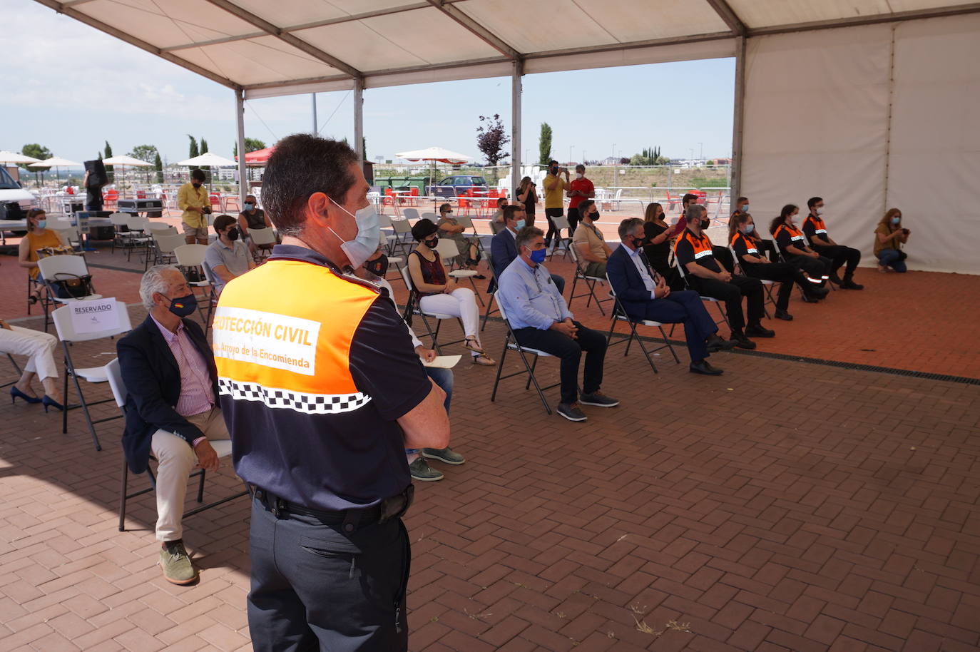 Voluntarios de Protección Civil y concejales de Arroyo junto al alcalde, Sarbelio Fernández, nada más recibir el reconocimiento del municipio a su labor durante el confinamiento y el temporal Filomena. 