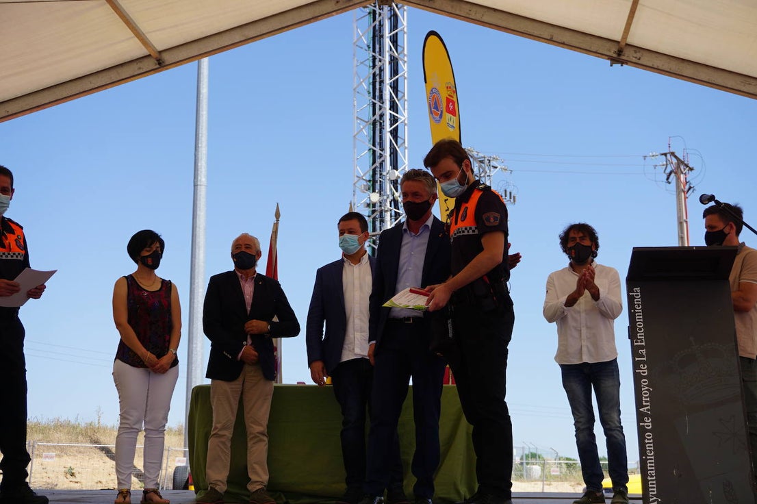 Voluntarios de Protección Civil y concejales de Arroyo junto al alcalde, Sarbelio Fernández, nada más recibir el reconocimiento del municipio a su labor durante el confinamiento y el temporal Filomena. 