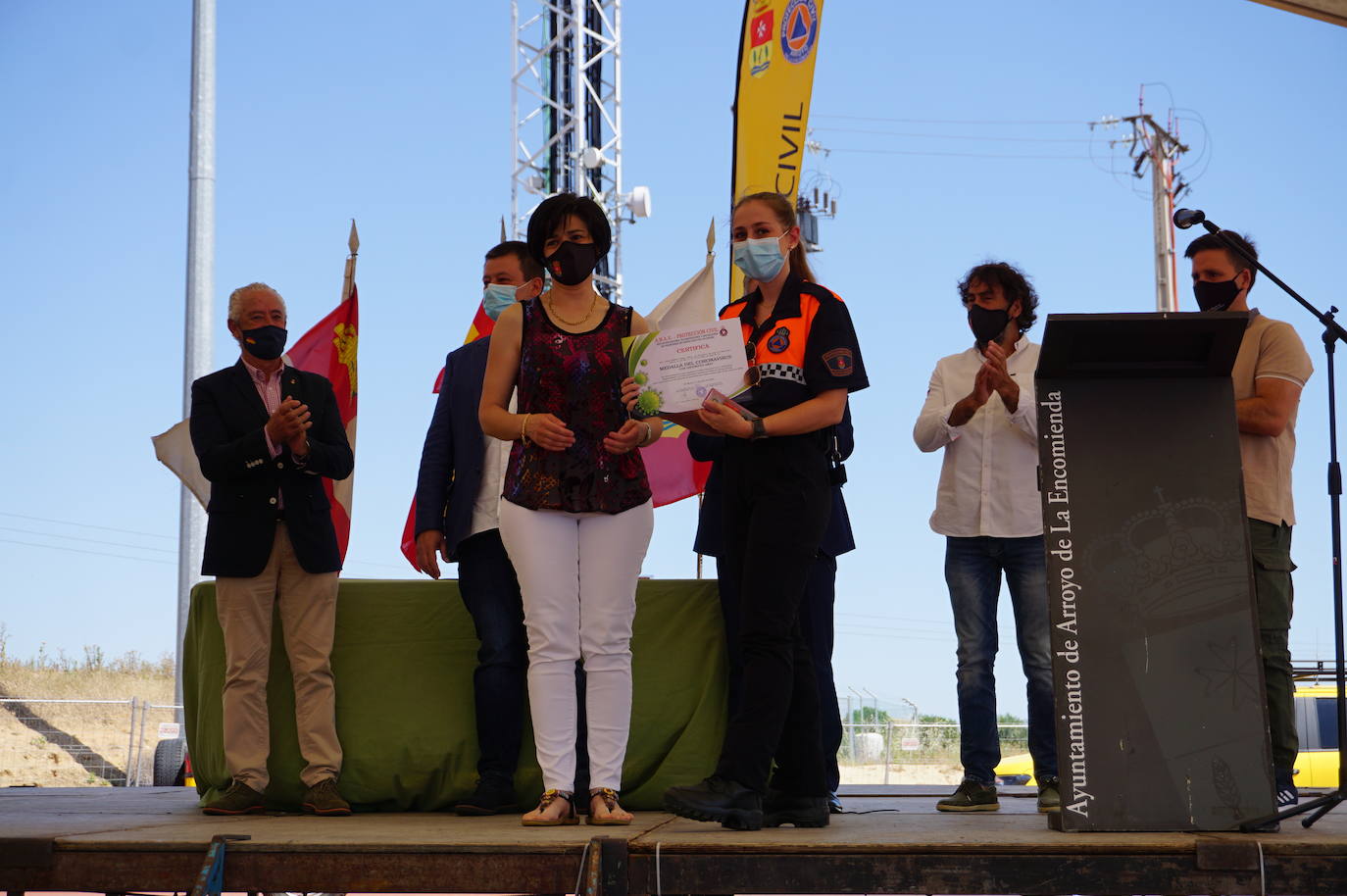 Voluntarios de Protección Civil y concejales de Arroyo junto al alcalde, Sarbelio Fernández, nada más recibir el reconocimiento del municipio a su labor durante el confinamiento y el temporal Filomena. 