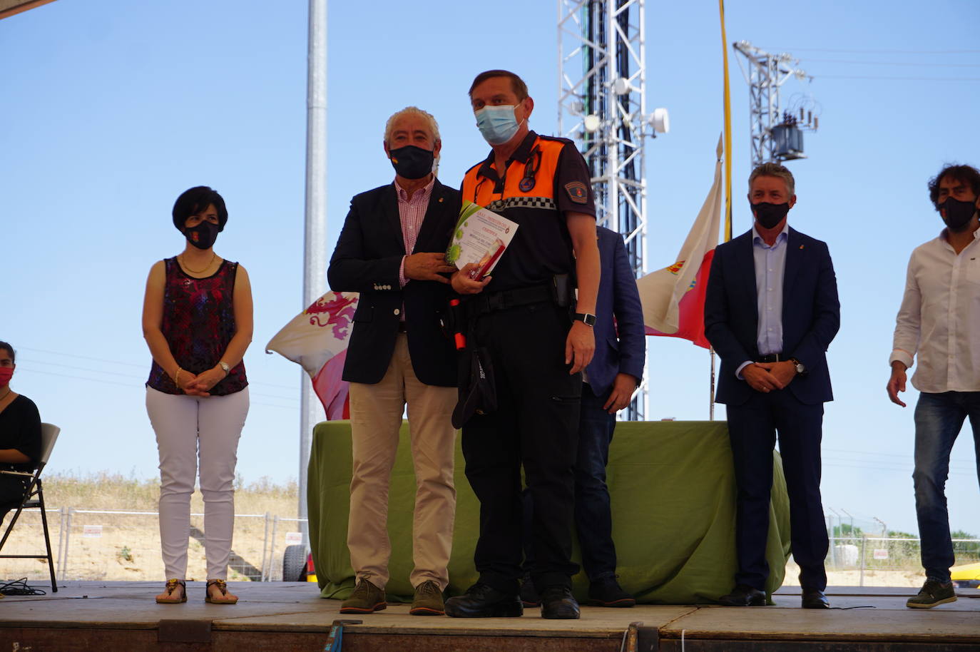 Voluntarios de Protección Civil y concejales de Arroyo junto al alcalde, Sarbelio Fernández, nada más recibir el reconocimiento del municipio a su labor durante el confinamiento y el temporal Filomena. 