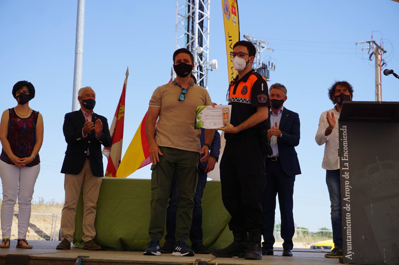 Voluntarios de Protección Civil y concejales de Arroyo junto al alcalde, Sarbelio Fernández, nada más recibir el reconocimiento del municipio a su labor durante el confinamiento y el temporal Filomena. 