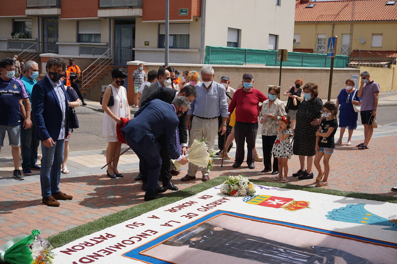 La familia Villarreal posa delante de la talla de San Antonio instantes previos a realizar la ofrenda floral. 