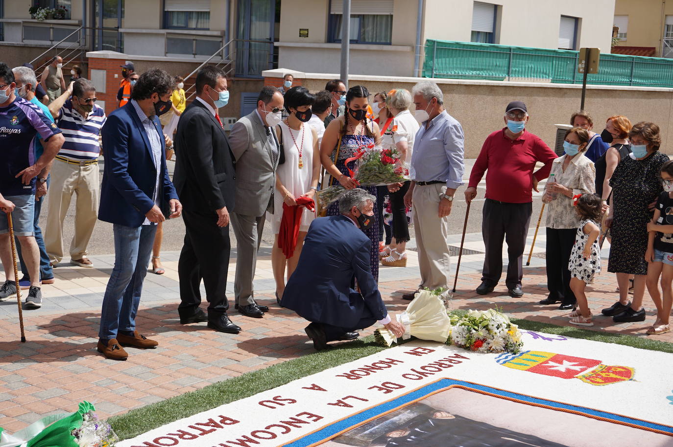 La familia Villarreal posa delante de la talla de San Antonio instantes previos a realizar la ofrenda floral. 