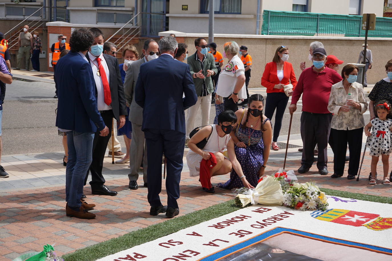 La familia Villarreal posa delante de la talla de San Antonio instantes previos a realizar la ofrenda floral. 