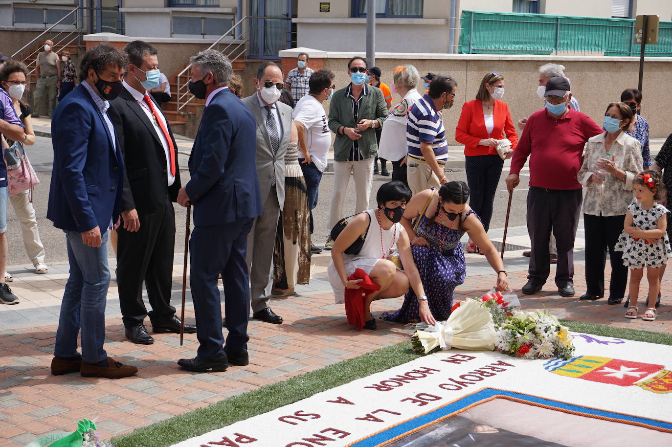 La familia Villarreal posa delante de la talla de San Antonio instantes previos a realizar la ofrenda floral. 