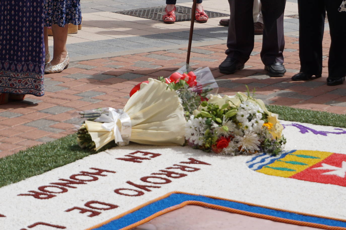 La familia Villarreal posa delante de la talla de San Antonio instantes previos a realizar la ofrenda floral. 