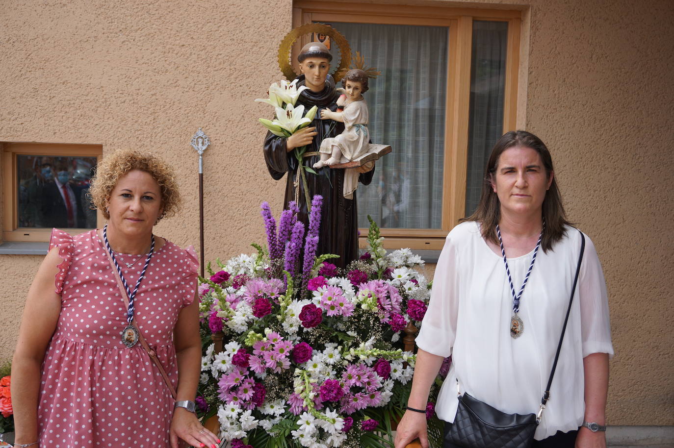 La familia Villarreal posa delante de la talla de San Antonio instantes previos a realizar la ofrenda floral. 