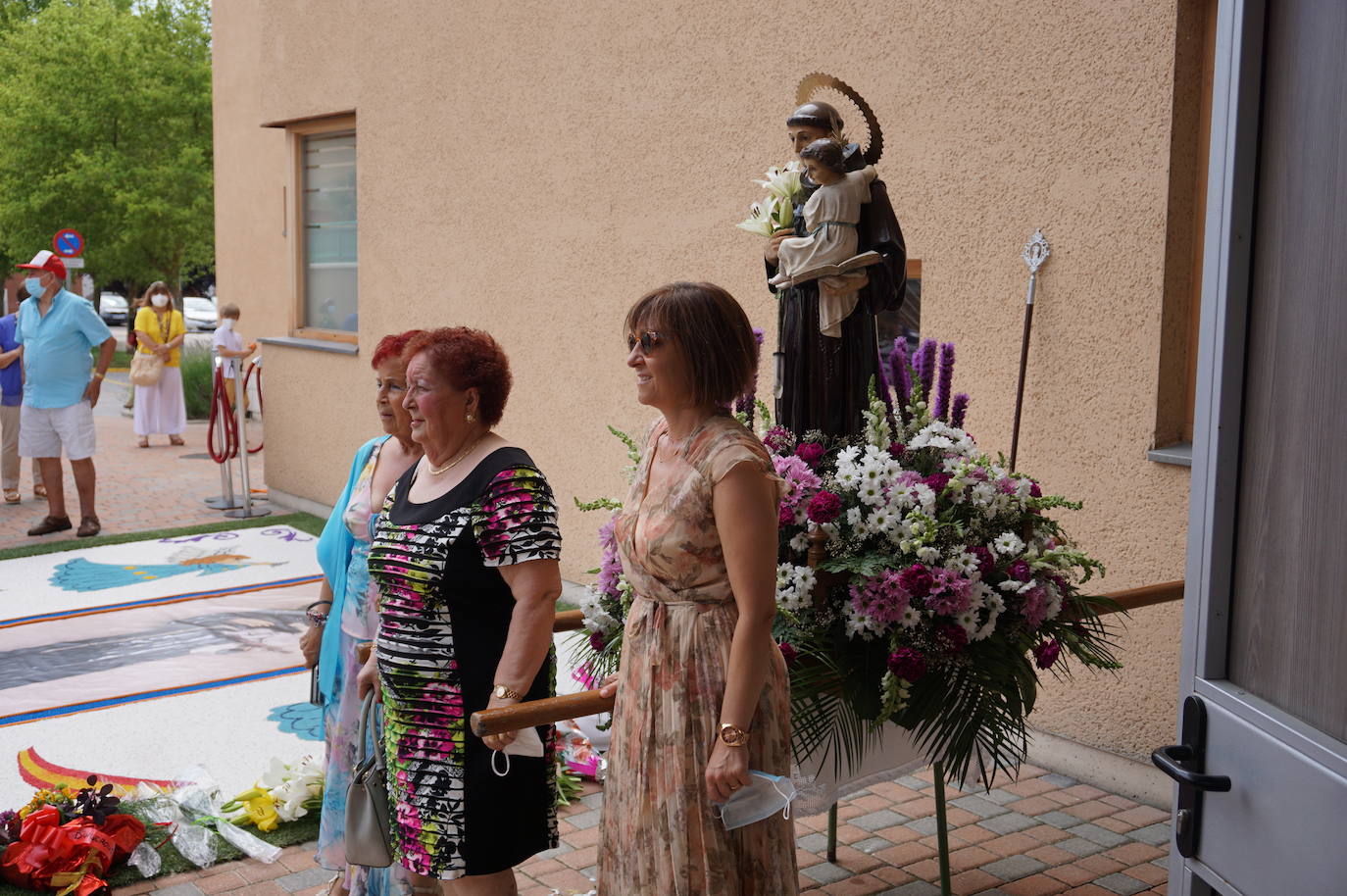 La familia Villarreal posa delante de la talla de San Antonio instantes previos a realizar la ofrenda floral. 