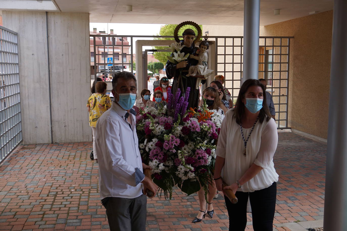 La familia Villarreal posa delante de la talla de San Antonio instantes previos a realizar la ofrenda floral. 