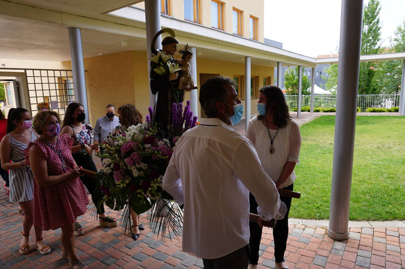 La familia Villarreal posa delante de la talla de San Antonio instantes previos a realizar la ofrenda floral. 