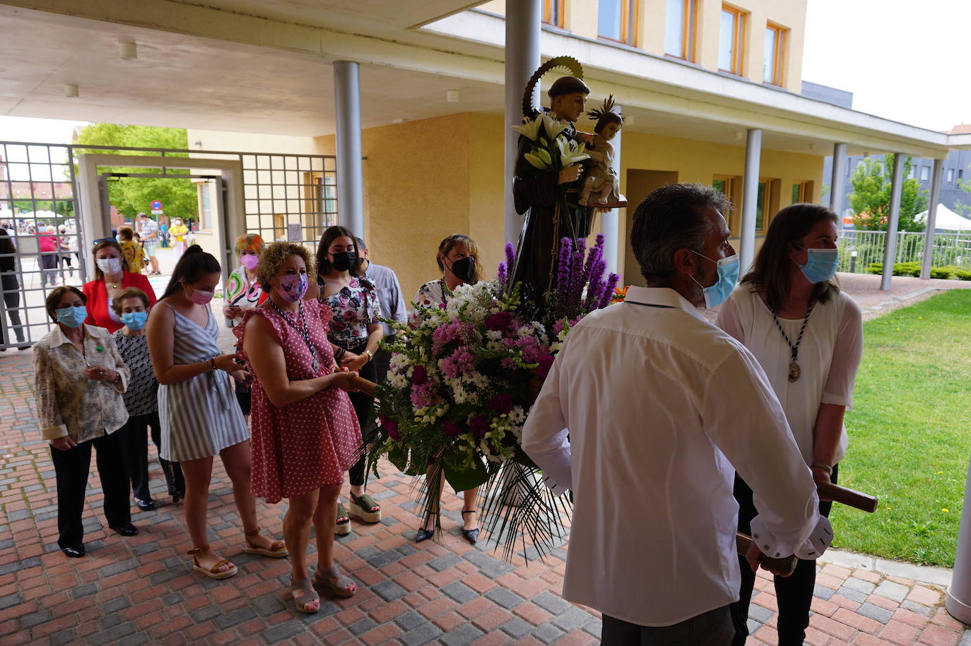 La familia Villarreal posa delante de la talla de San Antonio instantes previos a realizar la ofrenda floral. 