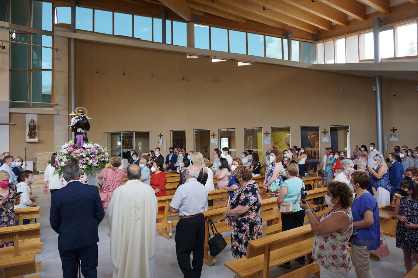 La familia Villarreal posa delante de la talla de San Antonio instantes previos a realizar la ofrenda floral. 