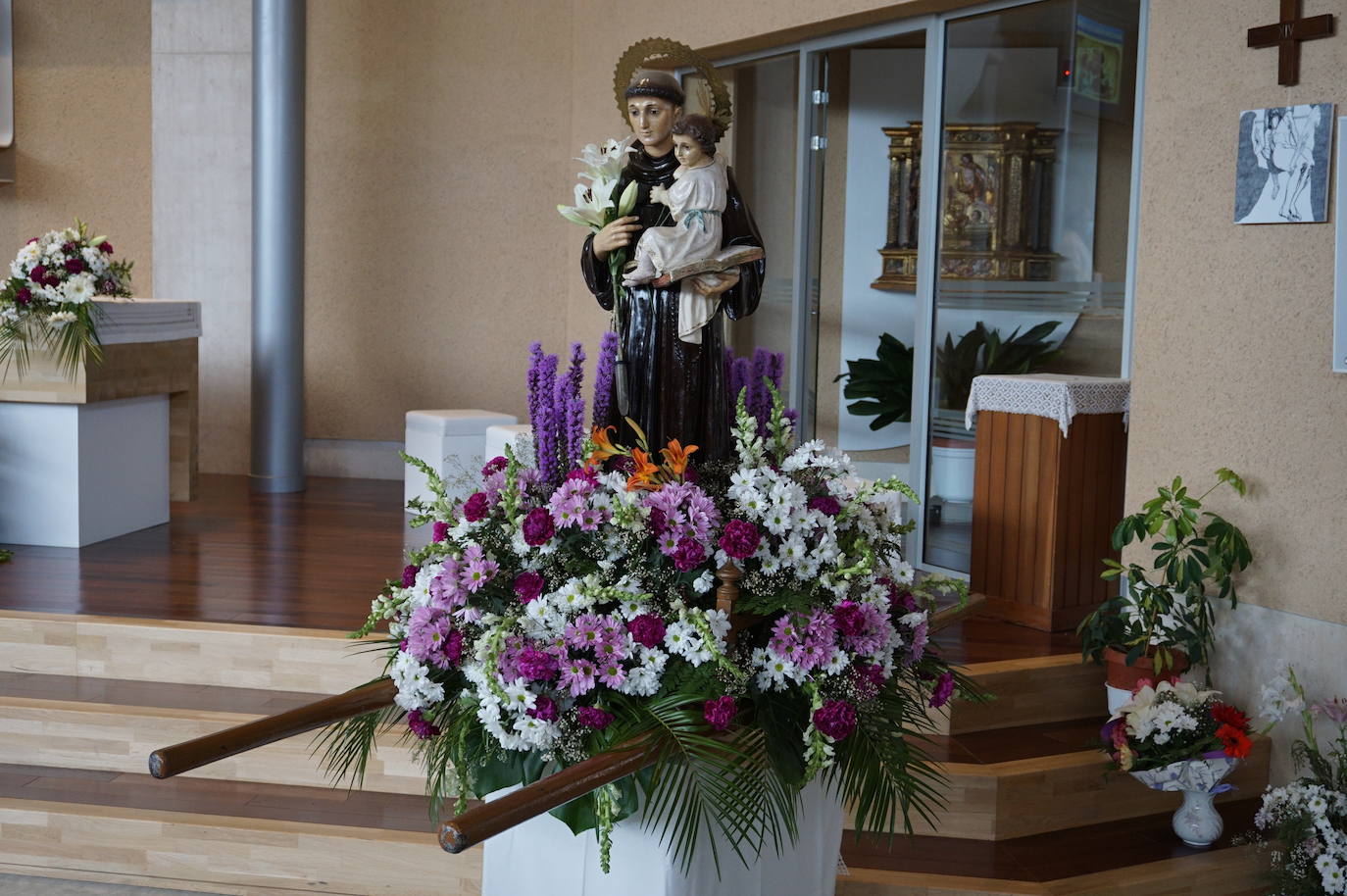 La familia Villarreal posa delante de la talla de San Antonio instantes previos a realizar la ofrenda floral. 