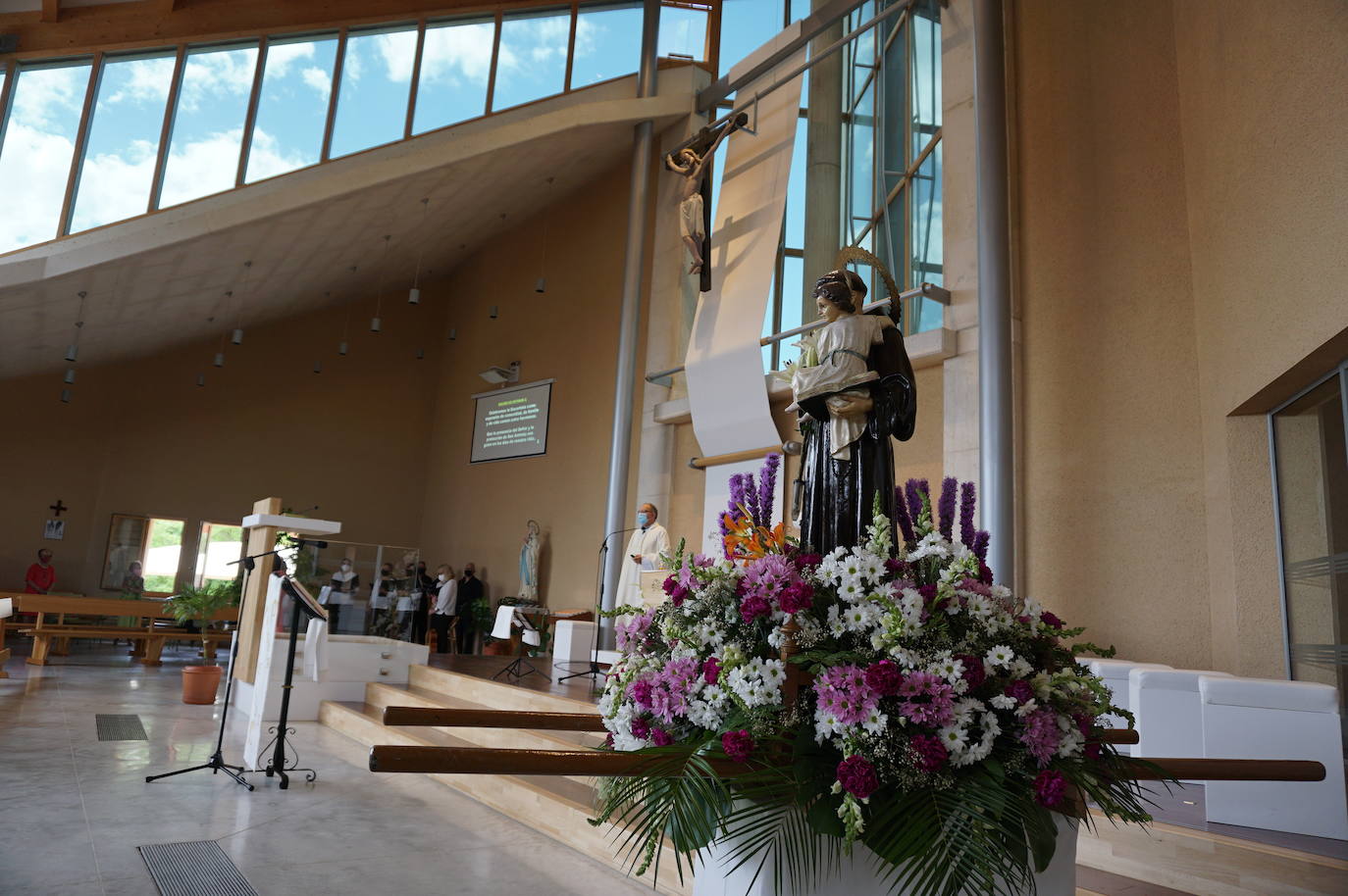 La familia Villarreal posa delante de la talla de San Antonio instantes previos a realizar la ofrenda floral. 