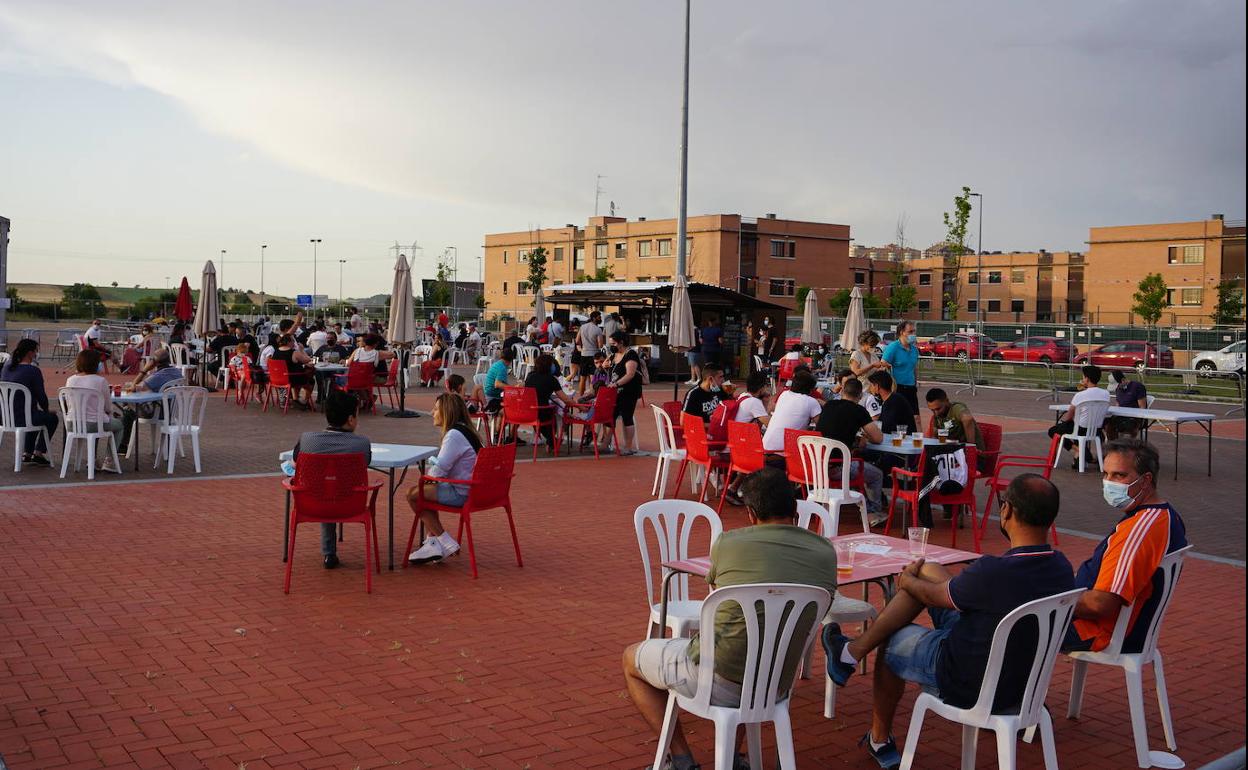 Mesas en la terraza del Peñódromo completas de vecinos de La Flecha disfrutando de las fiestas de San Antonio tranquilamente. 