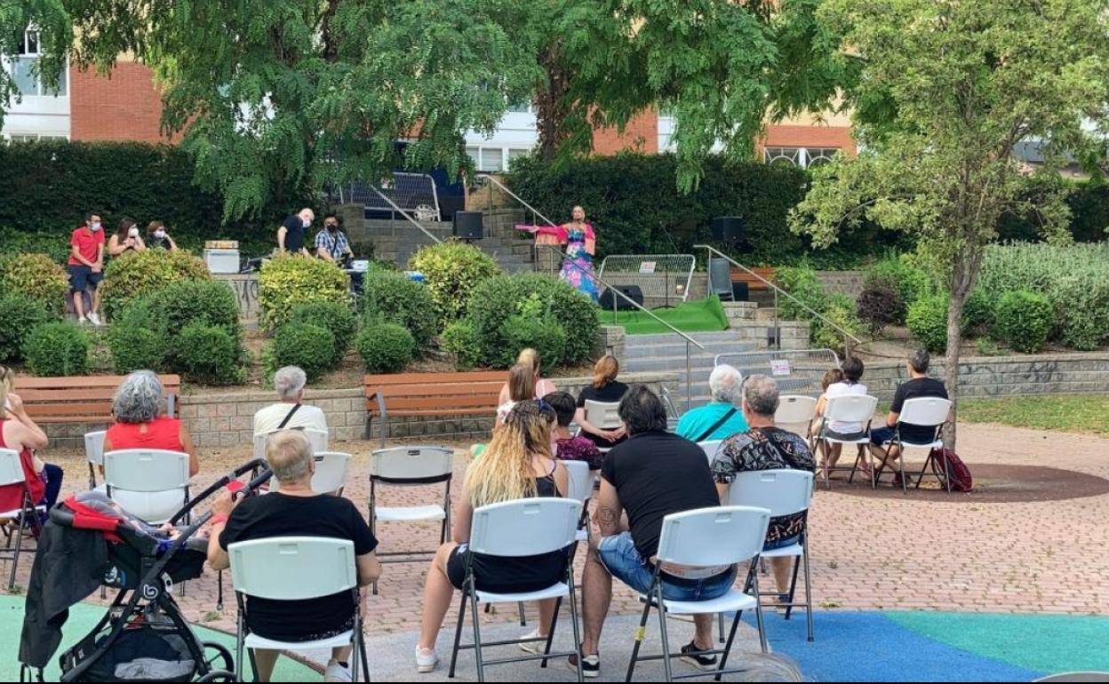 Actuación dentro de las actividades programadas en el Verano Activo para Mayores de Arroyo. 