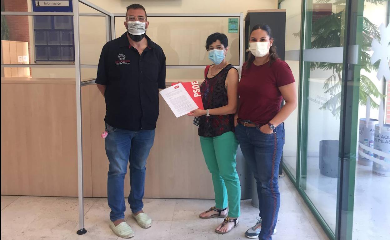 Los tres concejales del PSOE en Arroyo registraron las alegaciones en el ayuntamiento. 