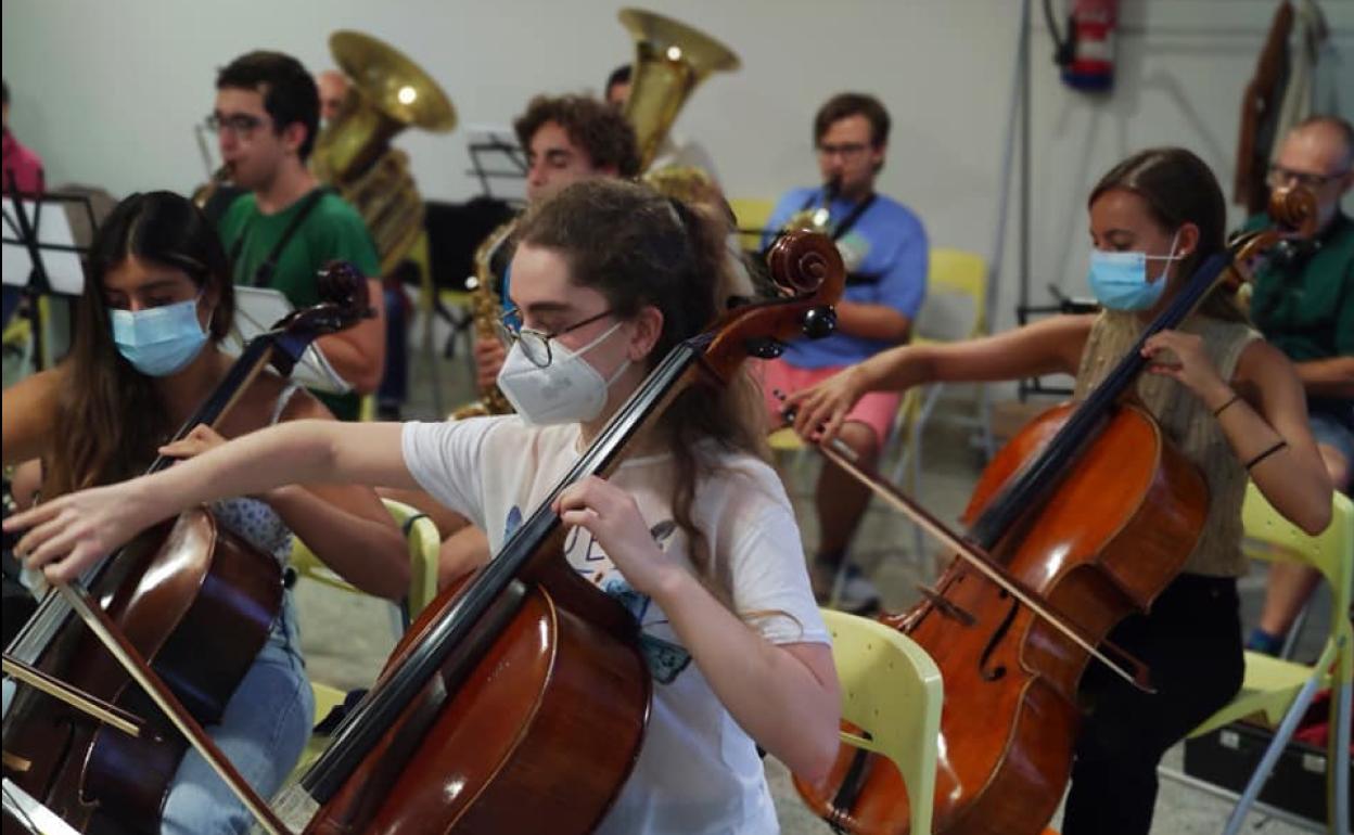 Ensayos de la Banda Sinfónica de Arroyo en el edificio Etnográfico. 