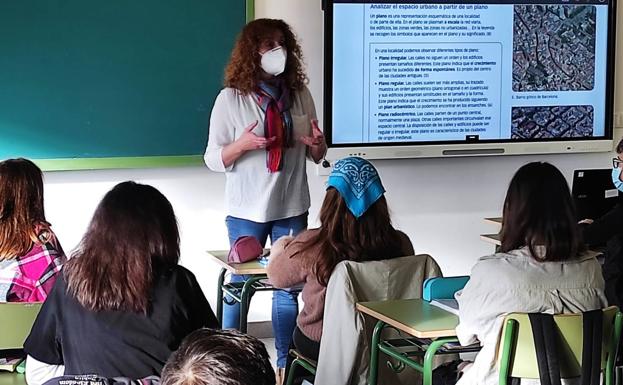 Varias chicas siguen atentas las explicaciones de su profesora en el IESO Arroyo. 