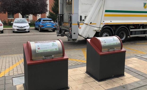 El color marrón sirve para distinguir los nuevos contenedores de fracción orgánica en Arroyo. 