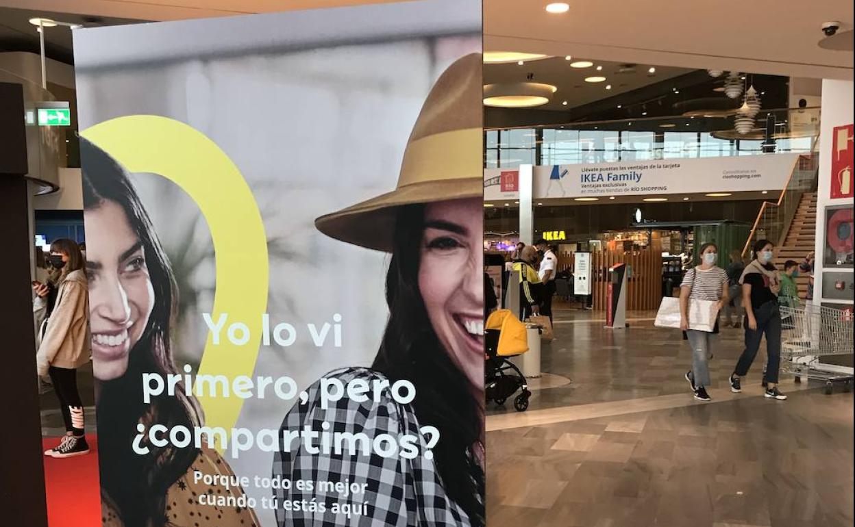 Cartel anunciador del noveno aniversario de RÍO Shopping en el hall de entrada. 