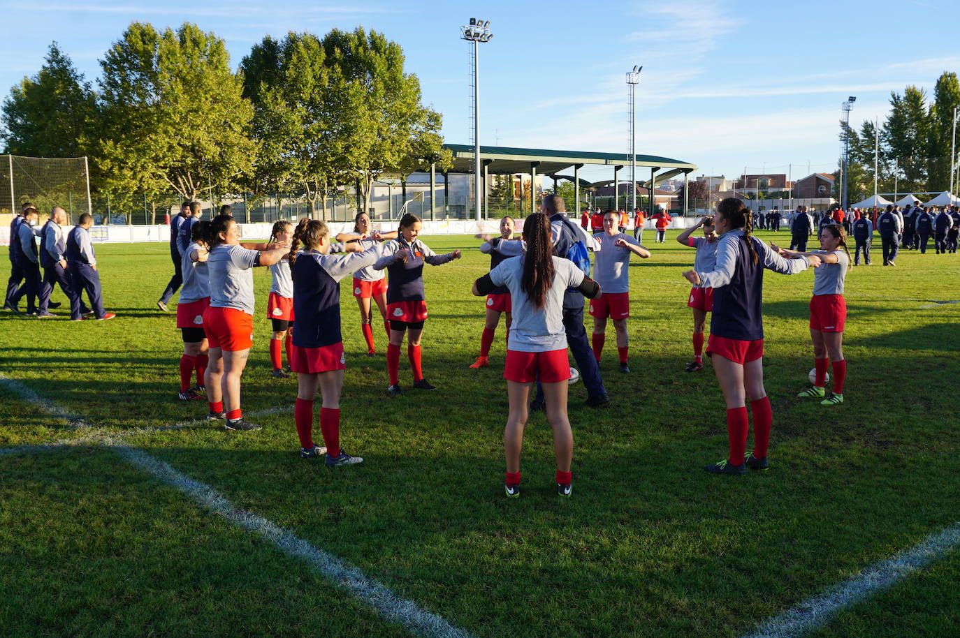 Durante todas las mañanas del pueste festivo se juegan los partidos en los campos de fútbol y rugby de La Vega, en Arroyo de la Encomienda. 