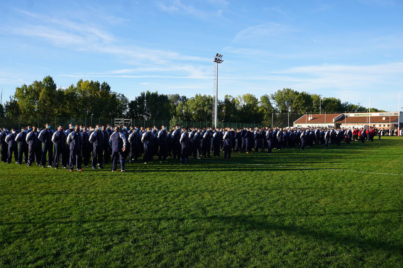 Durante todas las mañanas del pueste festivo se juegan los partidos en los campos de fútbol y rugby de La Vega, en Arroyo de la Encomienda. 