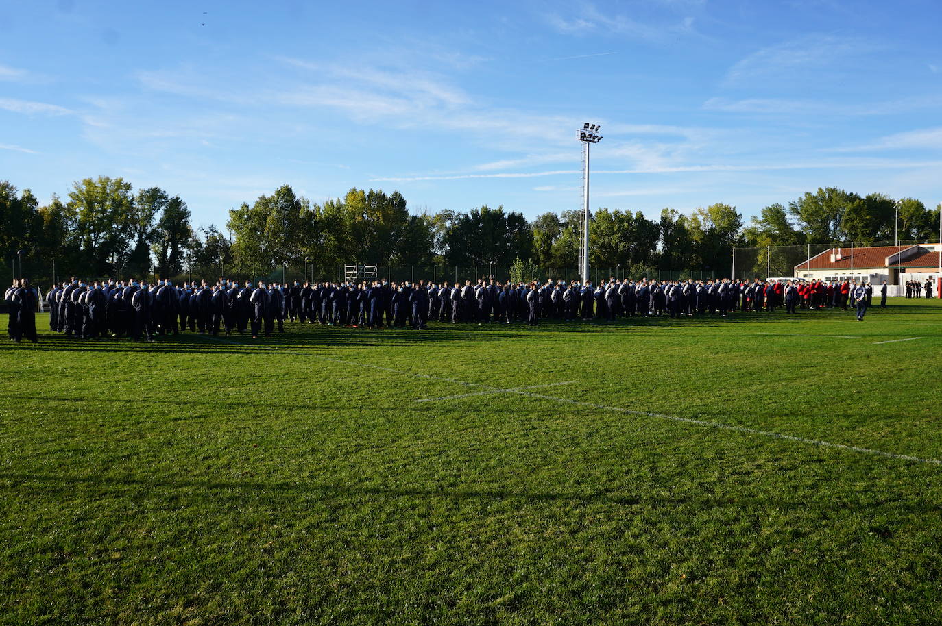 Durante todas las mañanas del pueste festivo se juegan los partidos en los campos de fútbol y rugby de La Vega, en Arroyo de la Encomienda. 